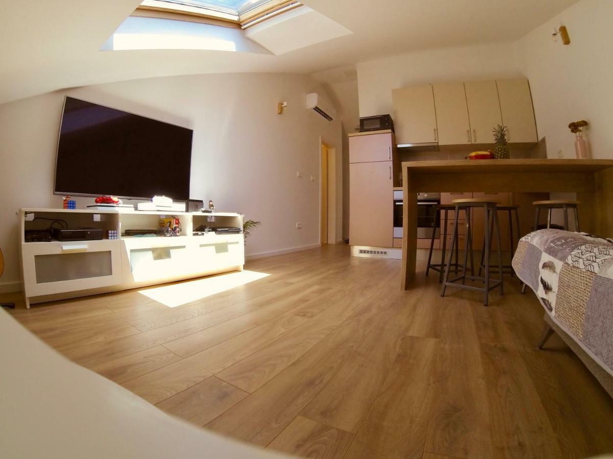 Geek Apartment Omiš Buitenkant foto